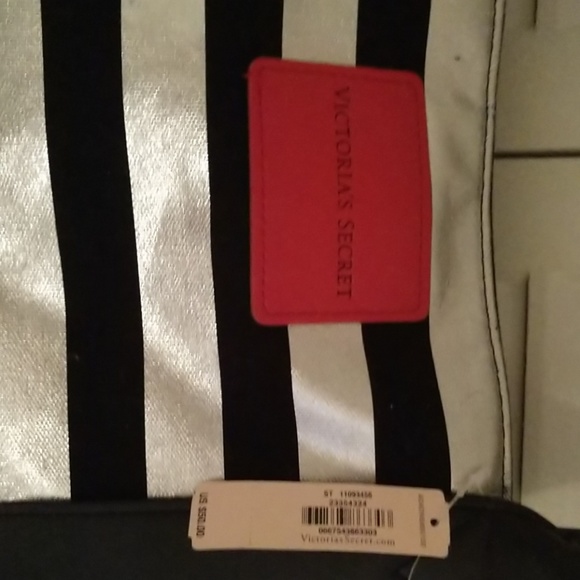 Victoria's Secret's weekender bag quite large! - Picture 3 of 3